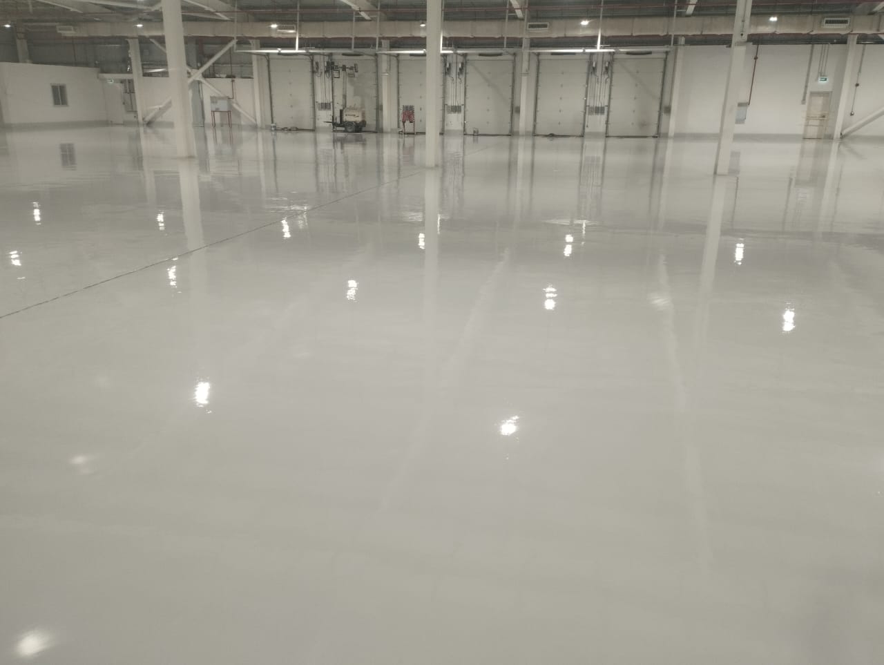 هياكل معدنية وسفع رملي في نيوم